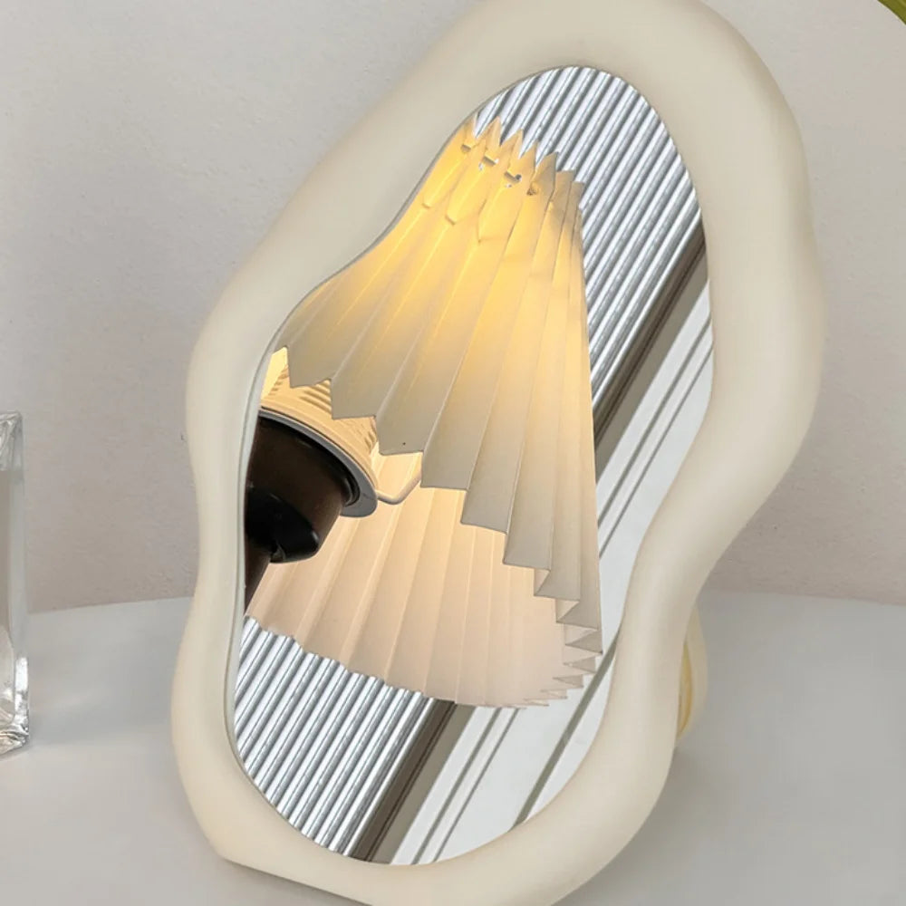 Miroir de maquillage, creme, lampe