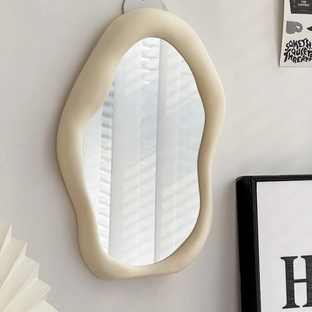 Miroir de maquillage, au mur