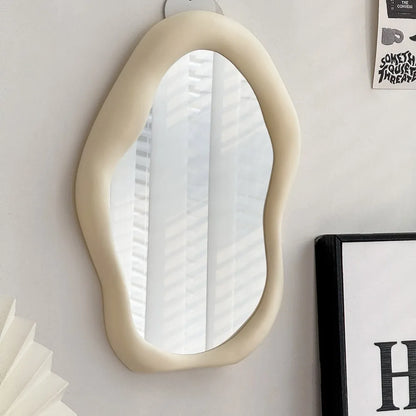 Miroir de maquillage, au mur